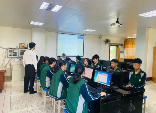 落实根底教育阶段积极推进残疾学