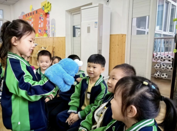 学着大人的模样幼嫩的声音里充满