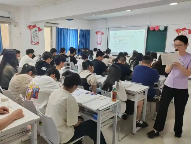为学生提供探索与调整的缓冲带既