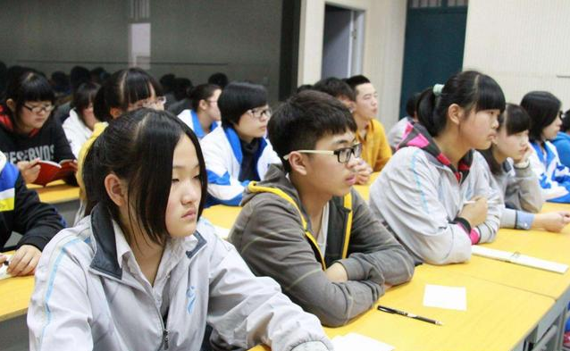 家长与周边居民暴露出教育规划与