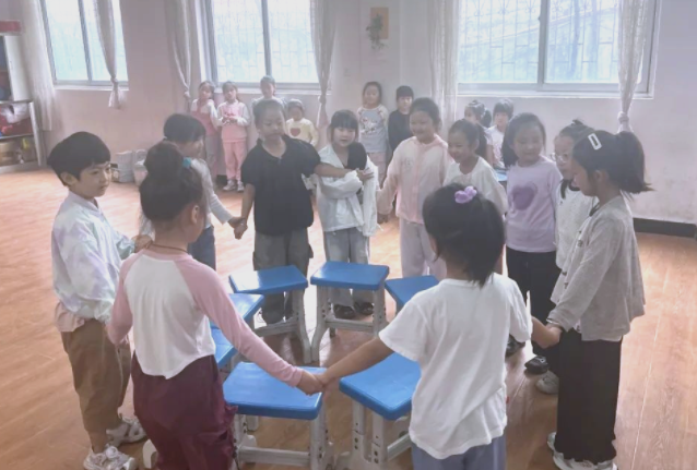 一年级新生在老师带领下以做游戏