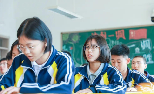 努力模拟教师的启发式教育引导学