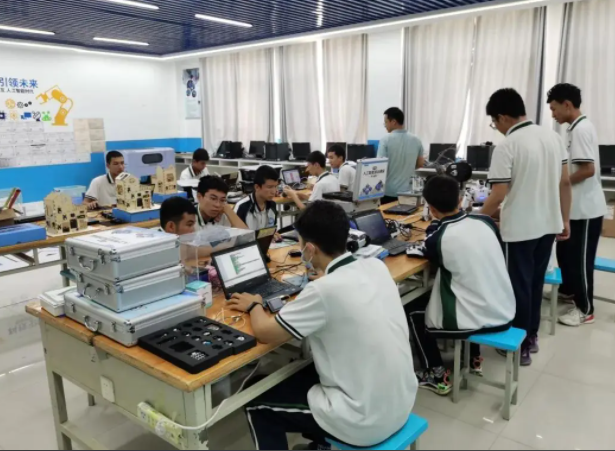 耐心交流解说科创教育对孩子归纳