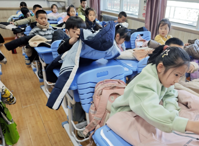 学子的身影正以理想为帆以知识为