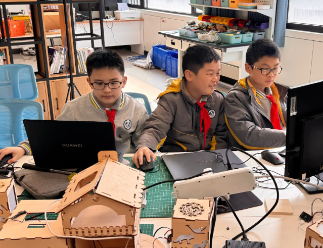 四个不同学科之间的层次关系实现