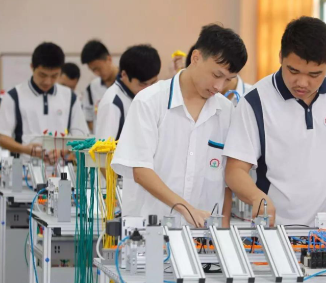 课程教育中设置企业实践环节让学