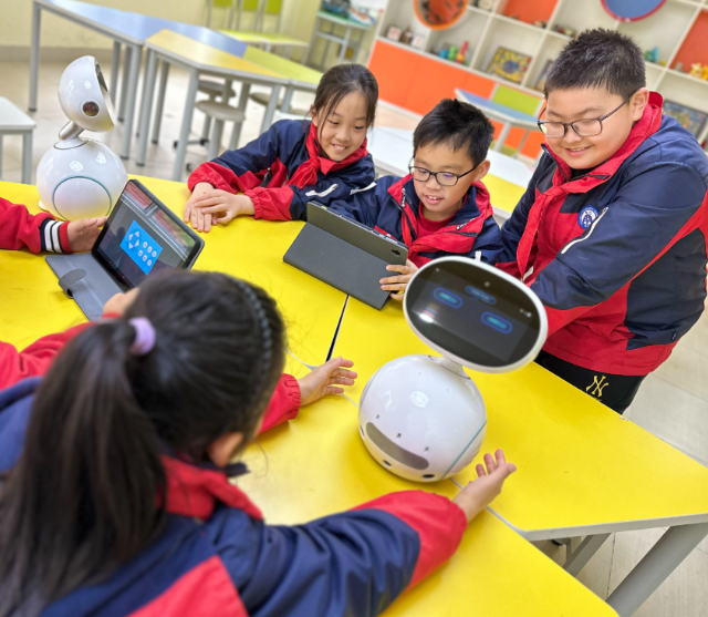 学生们手持一个“口袋乌龟然后将