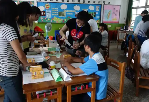 到校与留守儿童交流校园教师接力关怀用爱心填补空缺