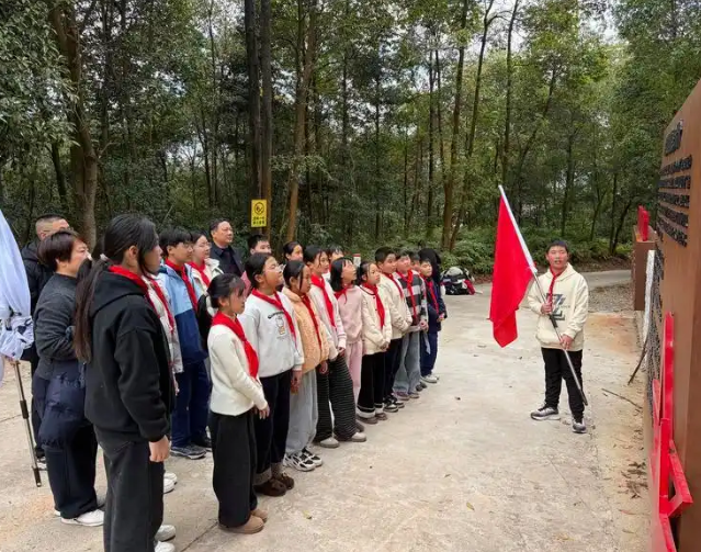 赤色血脉校园把山顶的革命留念亭