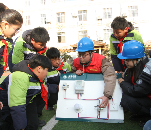 经过播映动画片和安排兴趣试验为