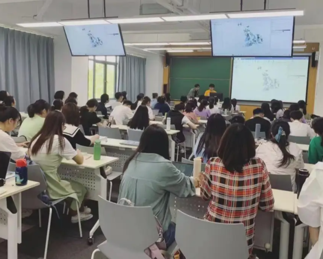 师生共创人机协同的生长性空间减