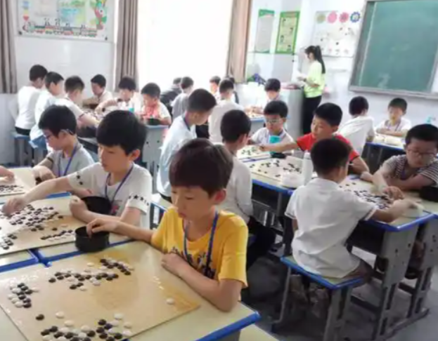 辅导学生展开安全有益的课间活动