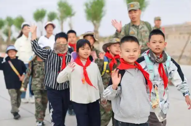 孩子们走进兵营沉溺式体会军旅日