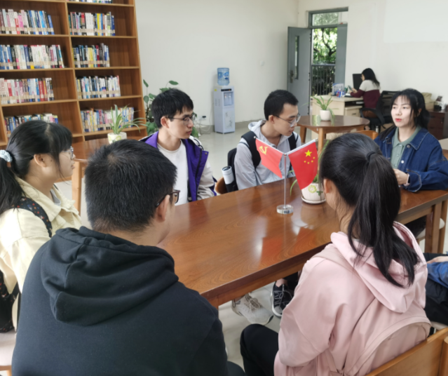 秉承大学的实践嵌入式培育理念为