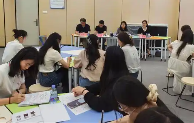 师资和课程方面试验区会聚中外优