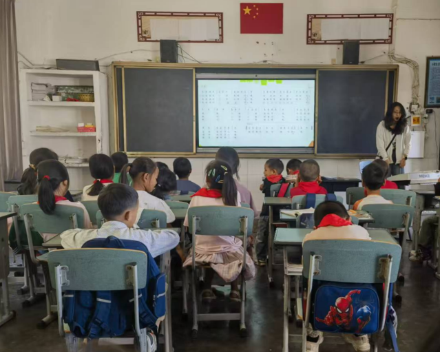 这组多轮对话发生在一所牧区村庄
