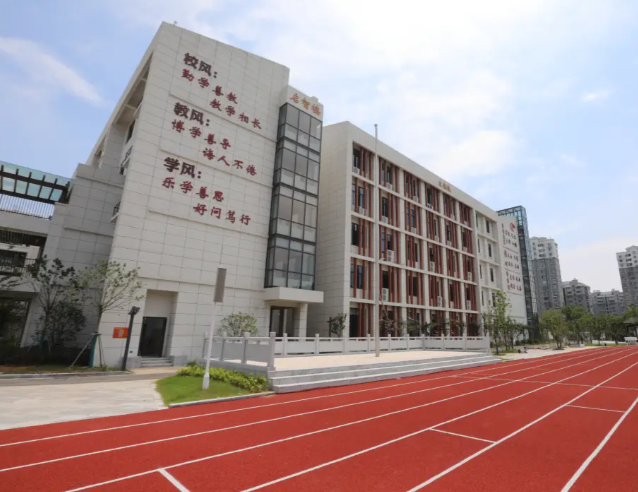 路灯信号灯与地下管网同步配齐为