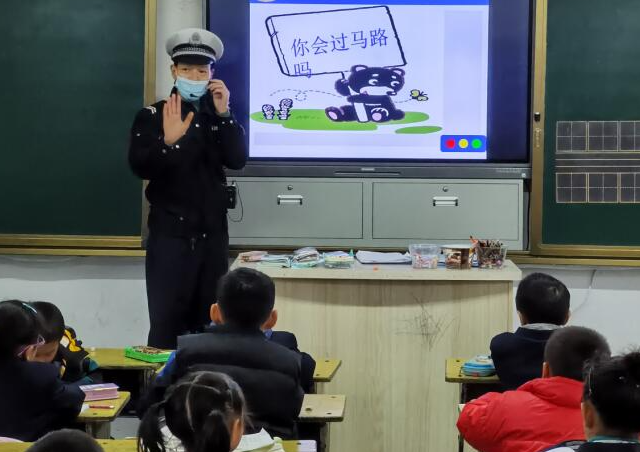聚集村庄学生出行安全无证营运车